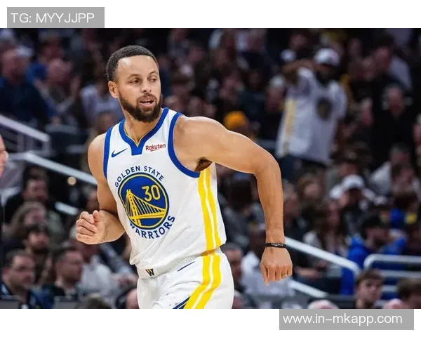 老将默契配合霍福德助攻库里精彩反篮打成21 老将默契配合霍福德助攻库里精彩反篮打成21